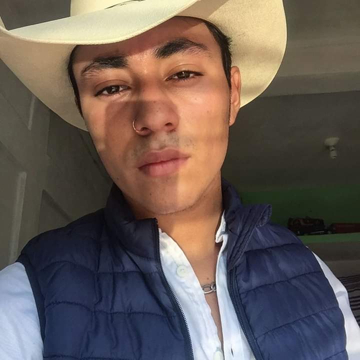 Carma2Del's tweet photo. El es Alejandro Velázquez #HeteroEngañado de Tuxtla Chiapas muy guapo de buen pene🍆🍌
Muy caliente🔥
Puedes verlo desnudo 🔄🔄
Cumple tu fantasía https://t.co/VgTmAwC9F1