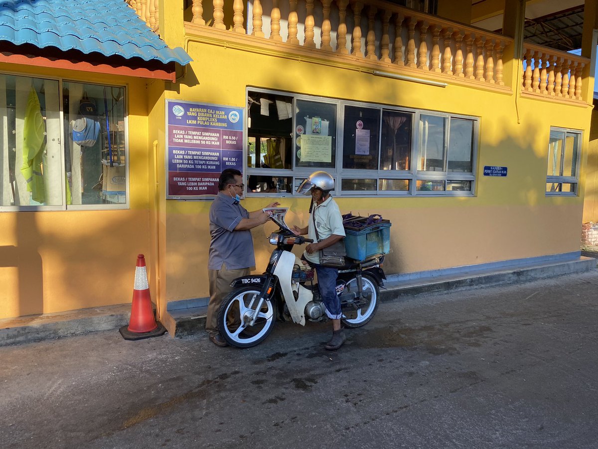 LKIMGANU's tweet photo. Edaran naskah harian Metro kepada pengguna dan pembeli ikan di Kompleks Pulau Kambing sebanyak 700 naskah. Slot oleh Pengerusi LKIM ‘Perkukuh Industri Perikanan’ @LKIMHQ https://t.co/aJ1FhYpvon