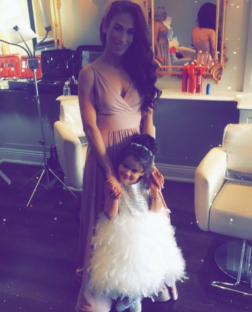 mandaapivarnick's tweet photo. GET READY FOR NEXT THURDAY 💕💒💕 👰 🤵 💒 #BRIDESMAID #BEAUTIFULFLOWERGIRL #SISSYSWEDDING #LETTHESHITSHOWBEGIN @JerseyShore @495Prods @angelinamtvjs https://t.co/JNdZC9RCPy