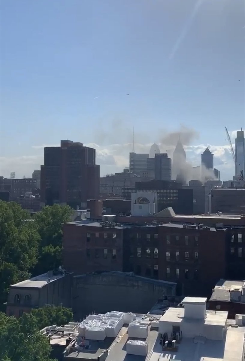 biloobang's tweet photo. view of philly skyline during the riots 😣 #riots2020 #phillyprotest #protests #ThisIsNotTheSolution @6abc https://t.co/dneX5T0zQg