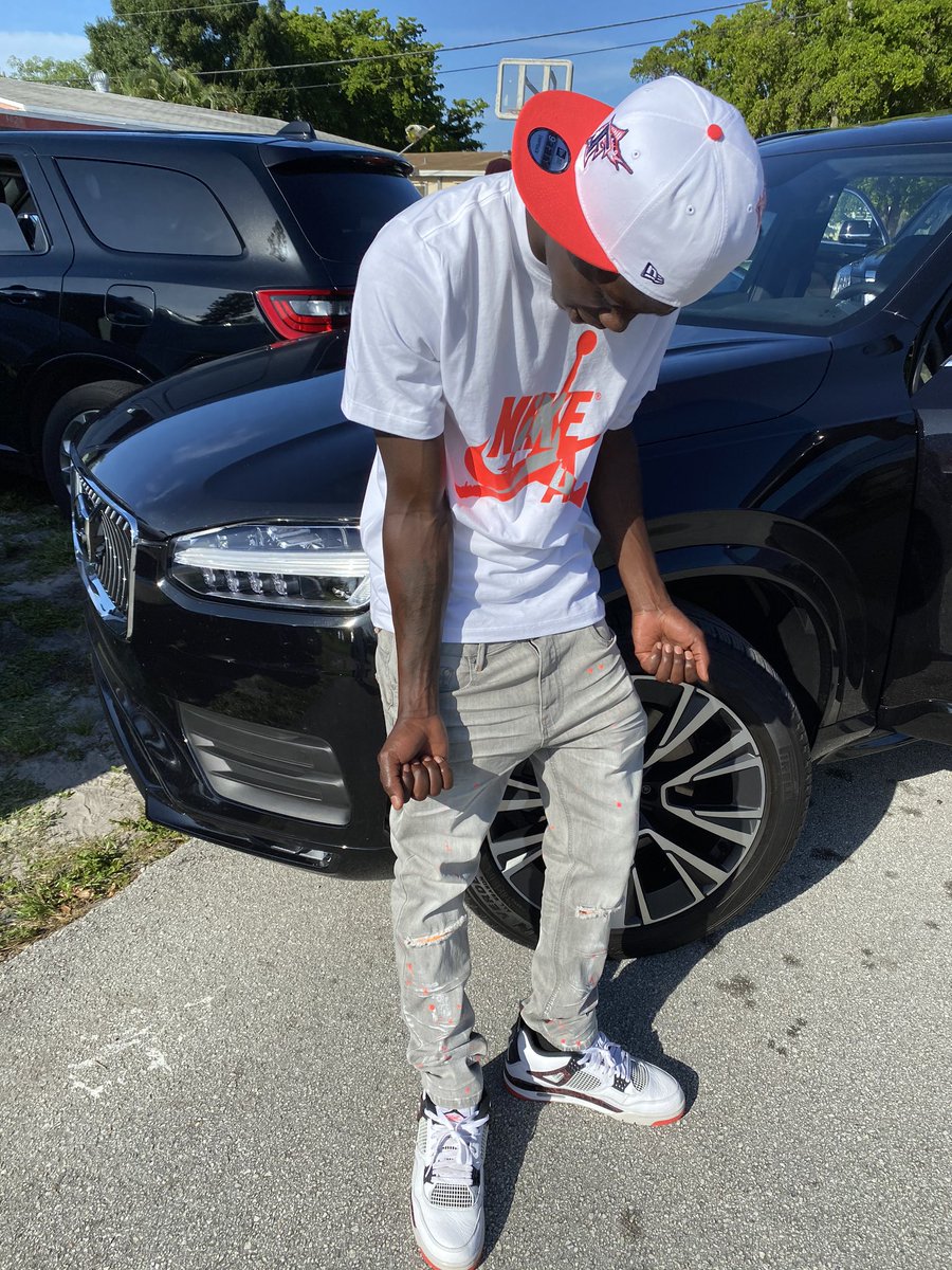 Unruly954's tweet photo. Killers owe me favors, I looked out when they weren’t able🦍💫
#CameFromTheBottom
#TopShotta🇯🇲 https://t.co/Ojua4hb9BZ