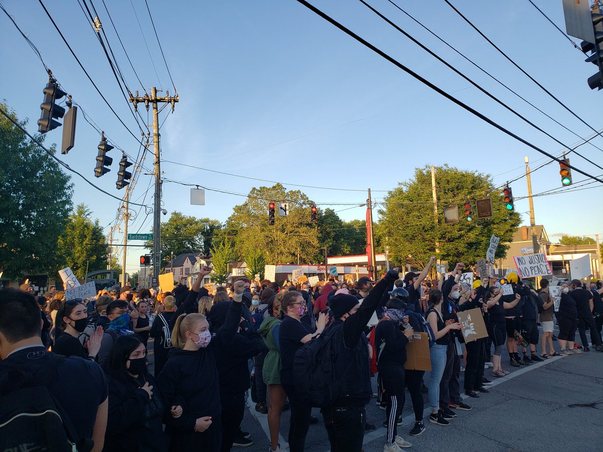 It is 8:30 p.m. on a Saturday night on Bardstown Road, one of  #Louisville's top dining corridors.Here's a look at one of its busiest intersections.