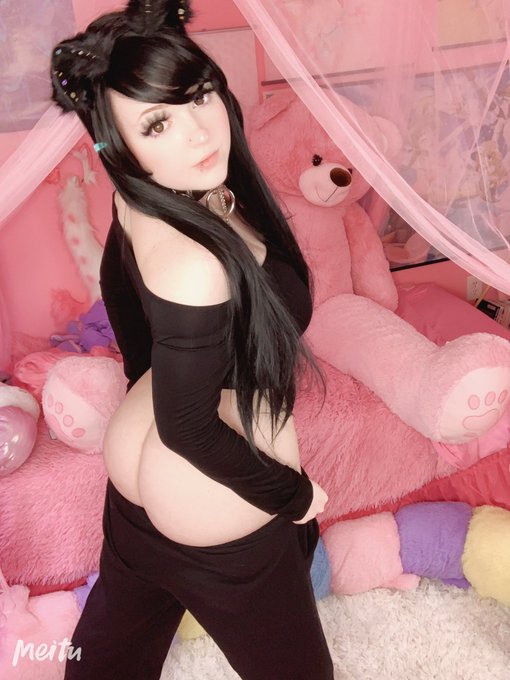 Cheeky 😺🖤✨ https://t.co/STxfcaT7Si