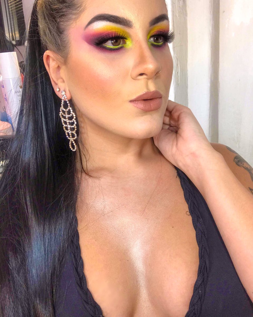 flaviajooris's tweet image. Trouxe uma Make bem coloridinha em uma pegada de #foxeyes e para quem AMA um decotão, pega esse detalhe do peito BEM iluminado 💁🏻‍♀️💁🏻‍♀️✨✨✨✨ 

SIGAM ➡️➡️ Insta: @studioflaviajooris 💕