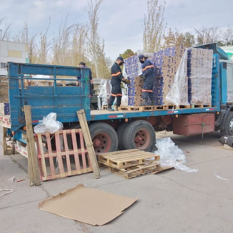 defensa_a's tweet photo. Hoy sábado fue un día donde seguimos ayudando a repartir las cajas de mercadería en la comuna.
El lunes volveremos con el mismo entusiasmo de siempre, con una gran sonrisa y sobre todo llenando nuestros corazones de gratitud. https://t.co/1dFzyFCuSq