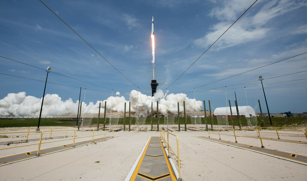 Manina's tweet photo. Demo-2 Launch: Setting Forth on a Historic Journey via NASA https://t.co/NLRqJmyfxB https://t.co/OECJaBBkn0