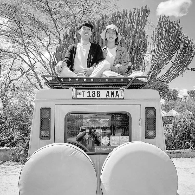 Honeymooners at the center of Serengeti national park with Rateladventures @indtravel @JimByersTravel @africablogger @Travelwithjame1 #travelphotography #safarilife #familysafari #honeymooners #rateladventures #adventures