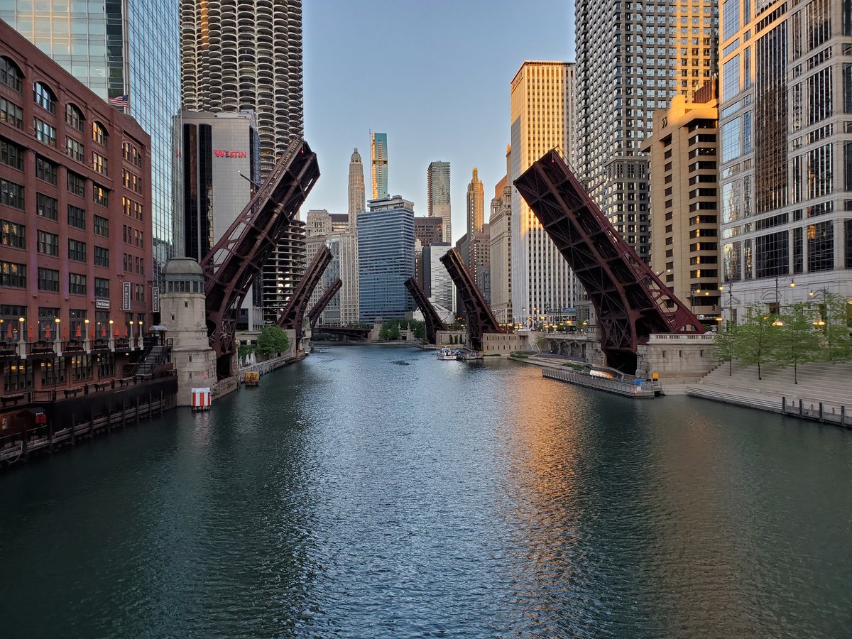 Cities got almost every bridge up except LaSalle St Bridge.  #Chicago  #GeorgeFloyd