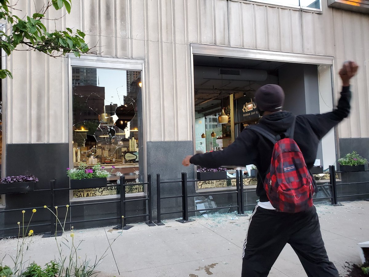 A bank and coffee shop have been smashed into on LaSalle and Wacker.  #Chicago  #GeorgeFloyd