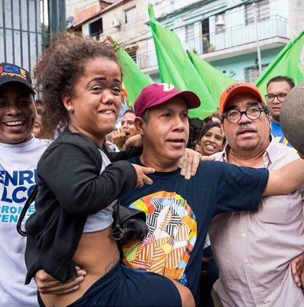 Se acuerdan cuando Henry Falcón cargo por un rato a una tipa enana creyendo que era una carajita?