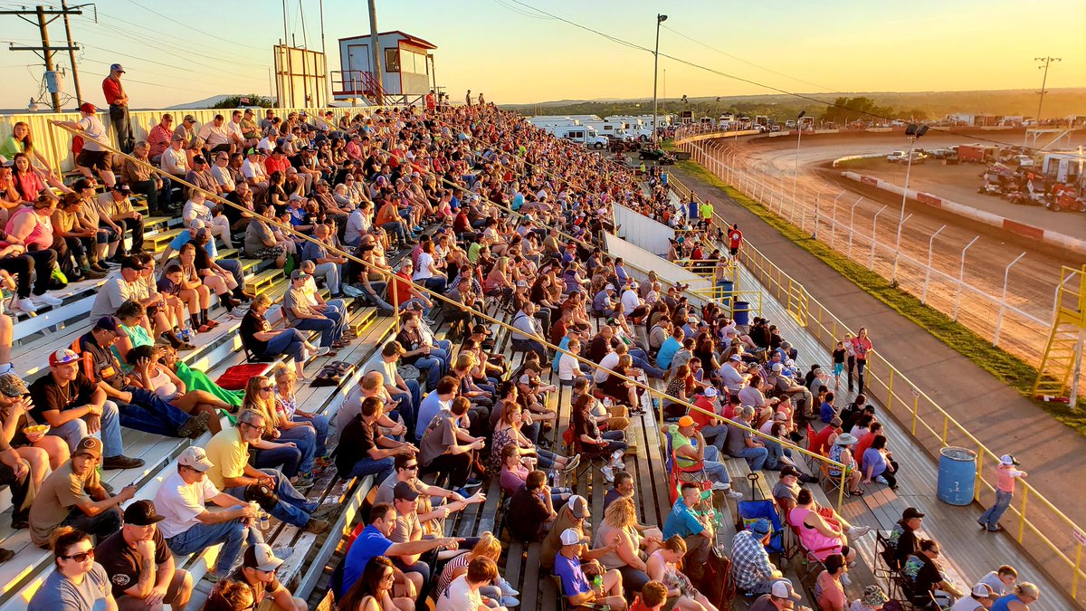 Massive crowd tonight at <a href="/Tri_State_Spdwy/">Tri-State Speedway</a>. #TweetYourSeat