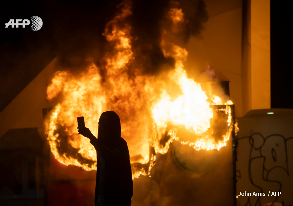  #UPDATES Clashes break out and major cities impose curfews as US begins another night of unrest with angry demonstrators ignoring warnings from President Trump that his government will stop violent protests over police brutality "cold"  http://u.afp.com/3A2m 