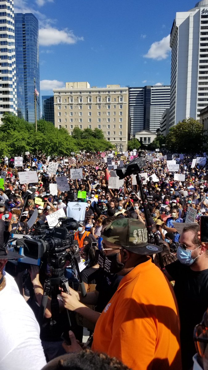 Today's protest was peaceful and unified. ✊🏾✊🏾✊🏾

We witnessed white people defacing public property while marching and told them to stop. The people now attempting to set fire to the Metro Courthouse right now are NOT associated with today's peaceful protest rally. It ain't us.