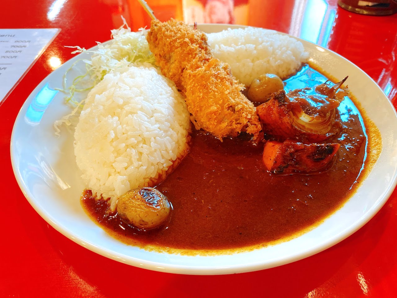 ソロメシ 公式 築地場外の東印度カレー商会でまぐろカツカレー カレーとマグロなんて築地ならでは 揚げたてマグロカツはサクサク柔らか ご飯もたっぷりですがルーをお代わりできます ルーの辛さに玉ねぎと福神漬けの甘さに助けられました