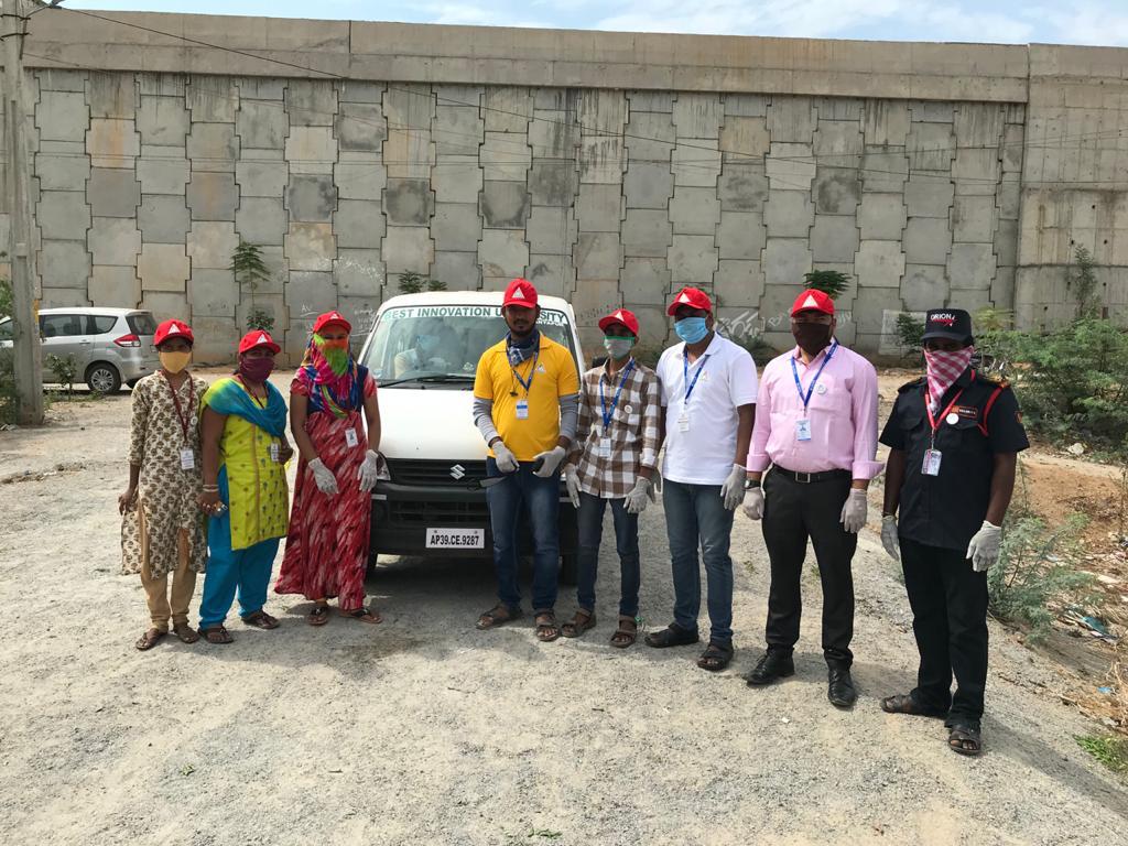 bestiu20's tweet photo. BEST Innovation University Distributed 109 packets of essential groceries to migrants and needy near Vadiyampeta Anantapur today. We see God in their warm smiles🙏🏻🙏🏻makes it worth all the efforts🙏🏻 #bestiu #IndiaFightsCorona #anantapur @YAAC2020 @WFE2019 @narendramodi @governorap https://t.co/MHWJoDZHTs