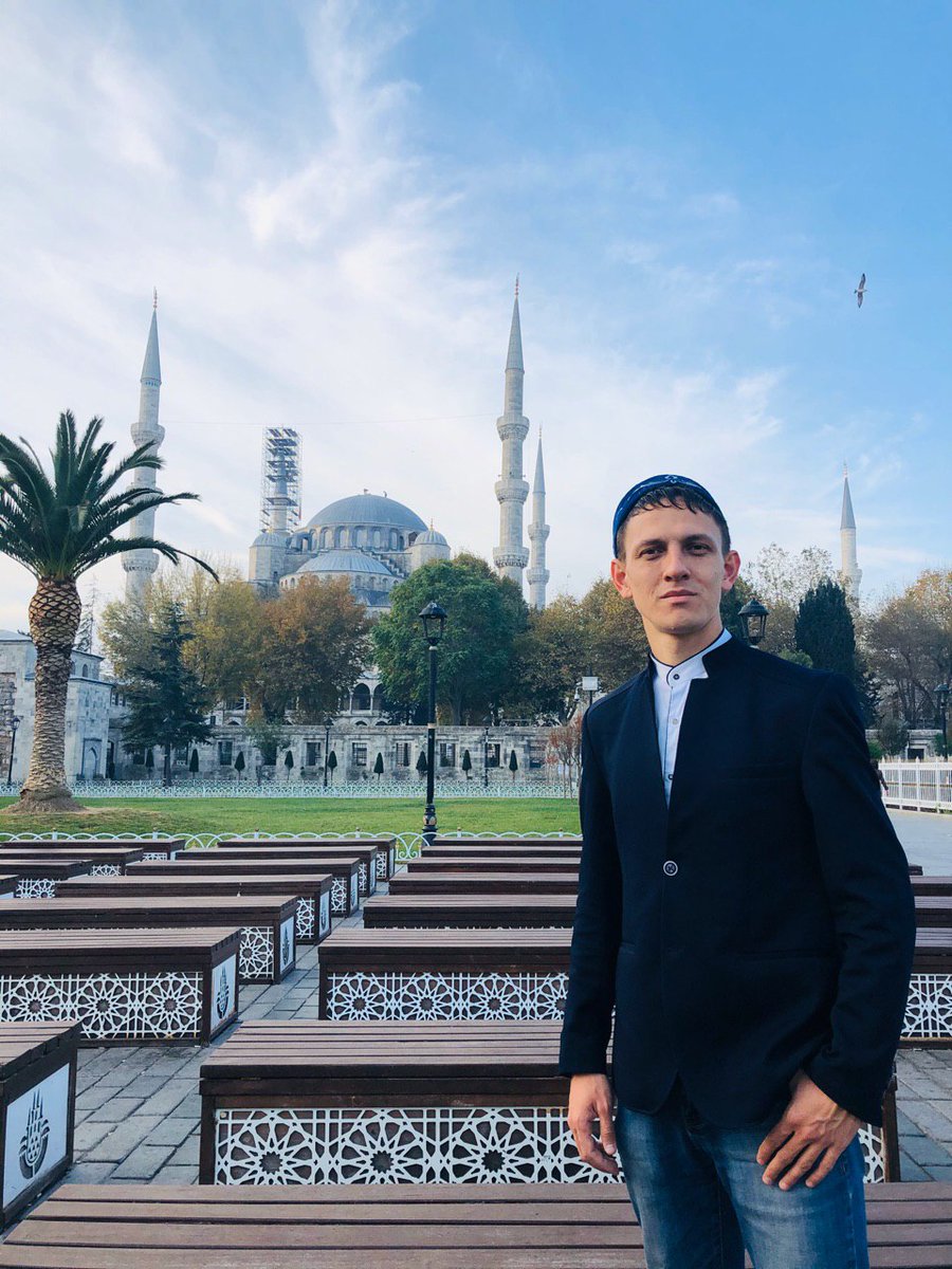 Gazeteci olarak iş arıyorum. Cuma günü  aniden işsiz kaldım. 8 yıllık gazecilik tecrubem var: analitik, tarihi, milli, ekonomik makaleler, haberler iyi yazıyorum. Türkiye türkçesinde hatalarım var, ama çok hızlı öğreniyorum.