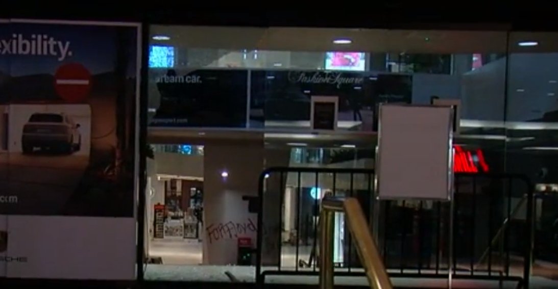 A bunch of scumbags are at <a href="/ScottsdaleFS/">Scottsdale Fashion Square</a>. Absolutely surreal. Lock them up and throw away the key! #Scottsdale #LootingIsNotProtesting