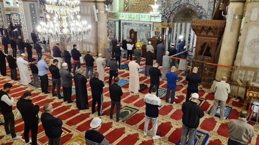 PalinfoAr's tweet photo. #صور: آلاف المصلين يؤدون ��ن مدينة القدس ومحيطها صلاة الفجر في المسجد الأقصى المبارك، بعد 70 يوما من إغلاقه من قبل دائرة الأوقاف الإسلامية، في إطار الاجراءات الوقائية والاحترازية لمنع تفشي فيروس "كورونا" المستجد. https://t.co/0gcbVHysGu