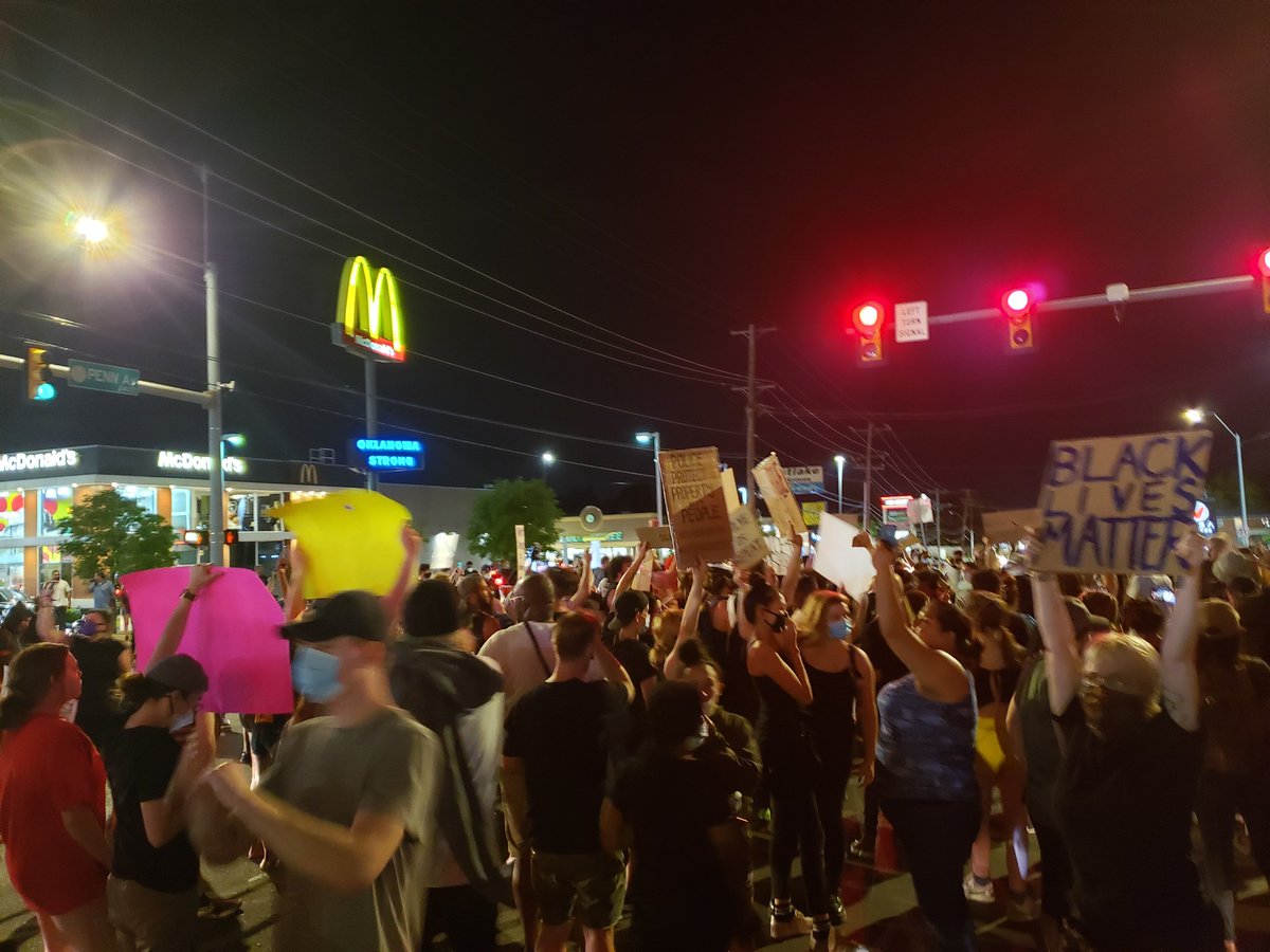 Crowd has gathered again in the intersection of 23rd and Penn.