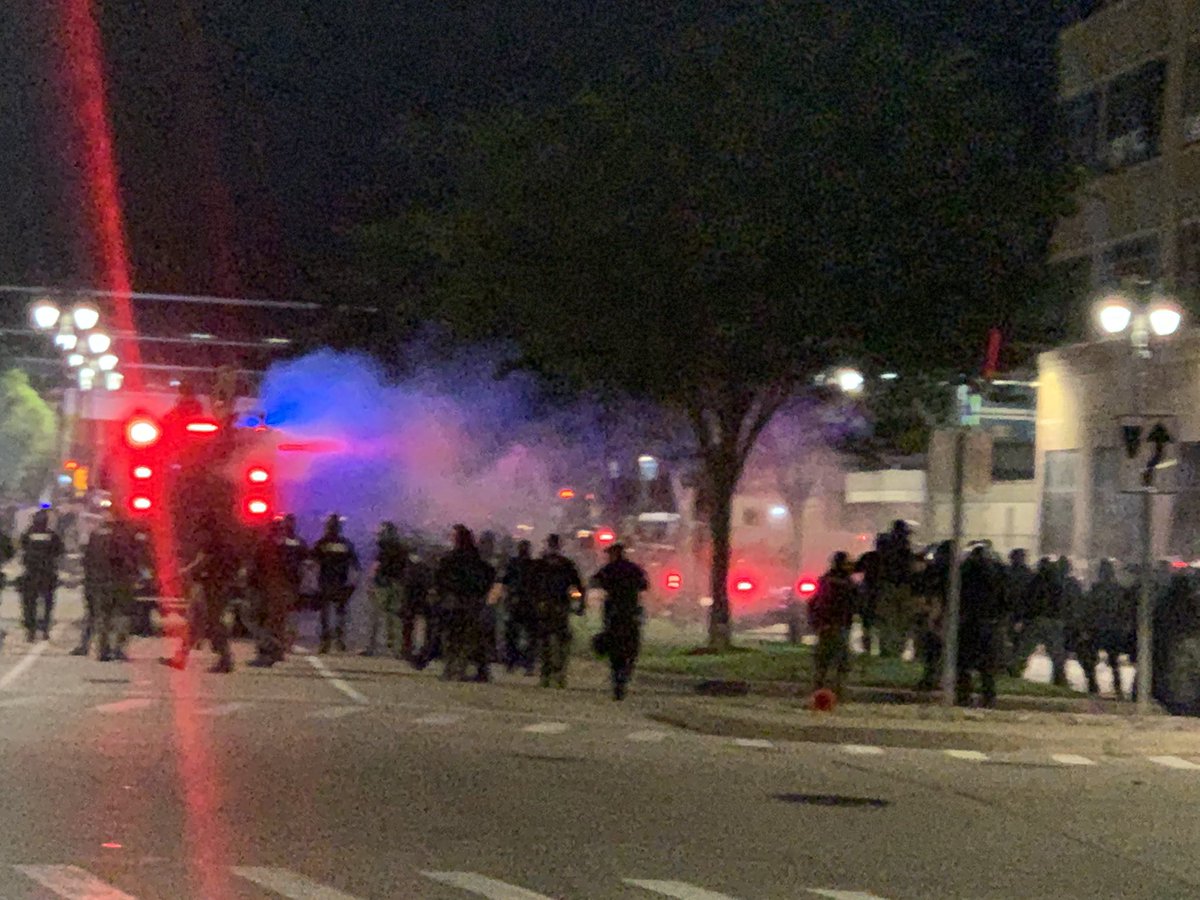 Scene in front of MGM Casino. More tear gas from DPD and the protesters are throwing glass an other projectiles. You can hear it breaking on the ground.