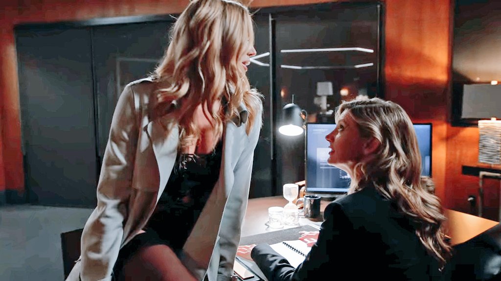 yusra_here_'s tweet photo. @caitylotz @TheCW_Legends Can we Get this type of Scean between Avalance Again 🙈♥️
#AskLegends https://t.co/1yVIYx7V7x