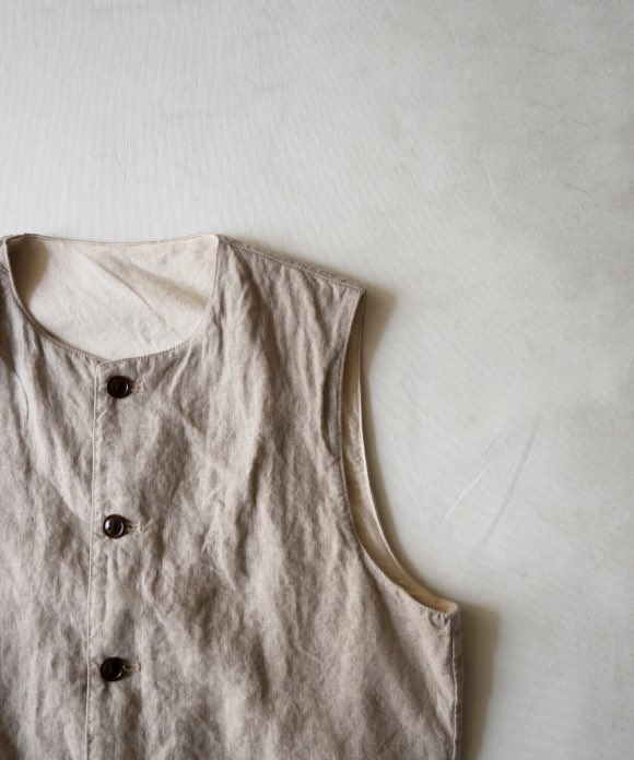 nestRobeCONFECT's tweet photo. リネンクルーネックベスト ( natural ) 20,000yen + tax
コンフェクトの定番型のベスト。
Tシャツからシャツの上にも、格好がつきます。
飽きのこないシンプルなディテールも◎
#nestrobe #confect #linenvest #summerstyle #simplestyle https://t.co/2iPuq65IgT