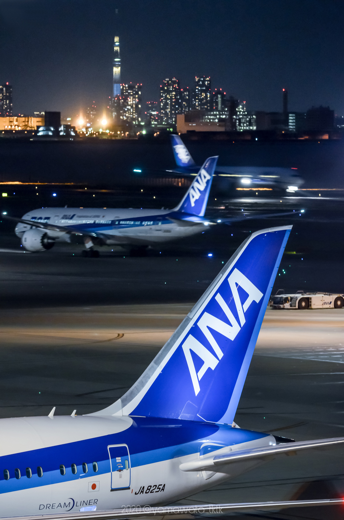 山わたり 昨日に続いて今度は夜の空港 ボーイング787が就航してちょっとしたくらいの頃だから これも結構前の写真 夜の 飛行機の流し撮りは難しいけど面白いですね 航空機 羽田空港 夜景 写真好きな人と繋がりたい 写真撮ってる人と繫がりたい