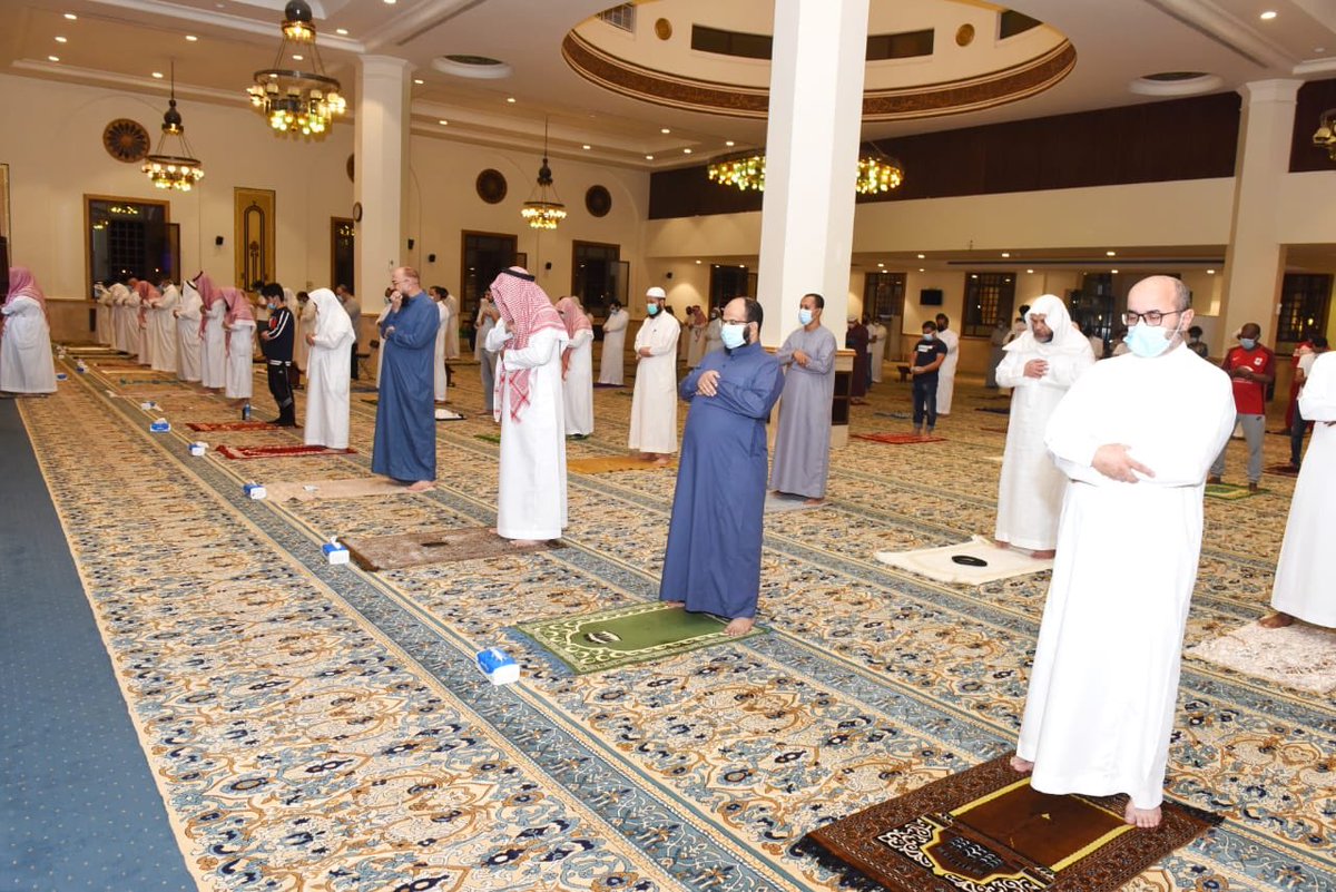 bin_yamani's tweet photo. أول فرض بعد #فتح_المساجد ويظهر التعاون الكبير من المصلين في تطبيق الاجراءات الاحترازية 

 #صلاه_الفجر
#جامع_بن_يماني https://t.co/omTpOzcTPo