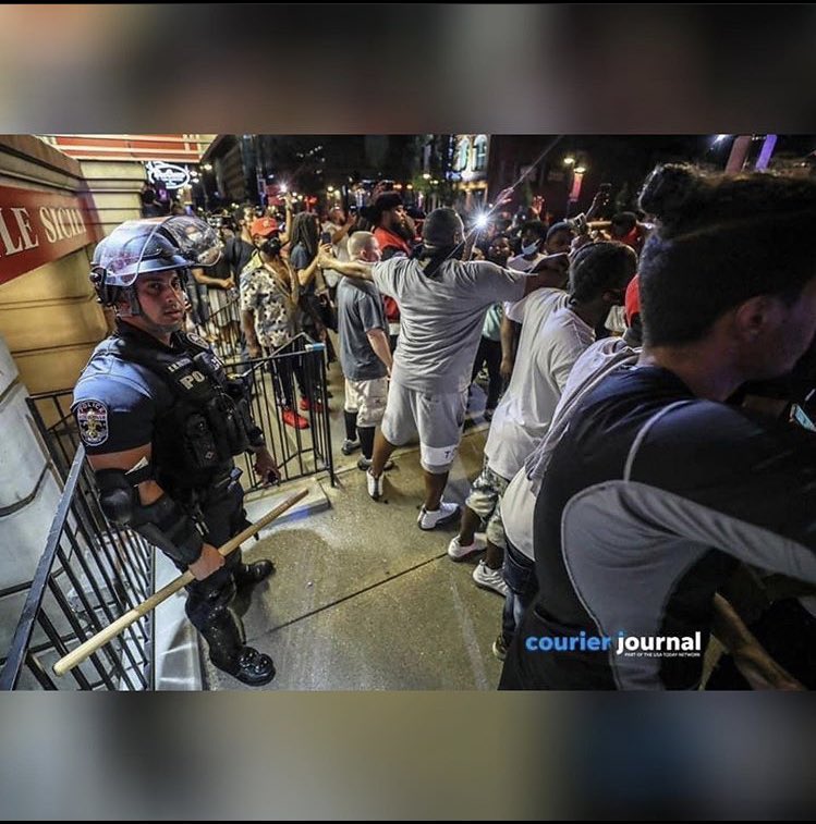 w_terrence's tweet image. EVERYONE MUST SEE THIS

Black men protecting an officer during the #GeorgeFloydProtests / Riot 

The mainstream media will not show this kind of unity so please RT