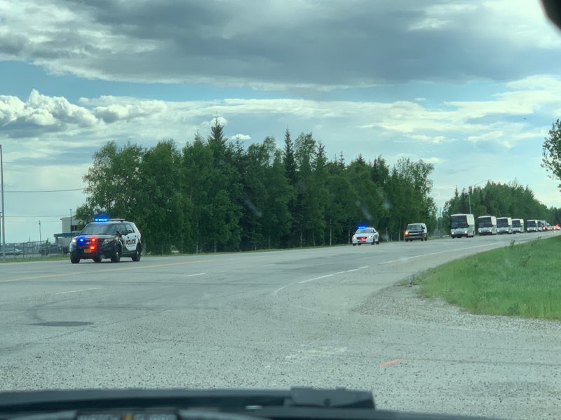 FPD_Police's tweet image. Welcome home to the first wave of soldiers with the 1/25 Stryker Brigade. #ArcticWolves, it’s our honor to escort you home. 🇺🇸