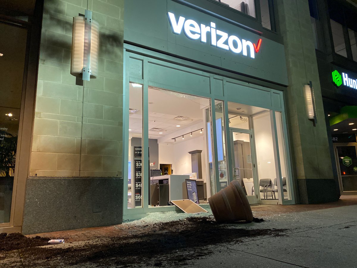 The Verizon storefront.