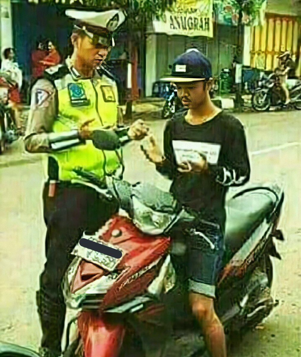 finrul's tweet photo. "bisa lihat stnk nya"

"udah mati, pak"

"innalillahi, mari kita doakan bersama" https://t.co/qgCnjzPtPN