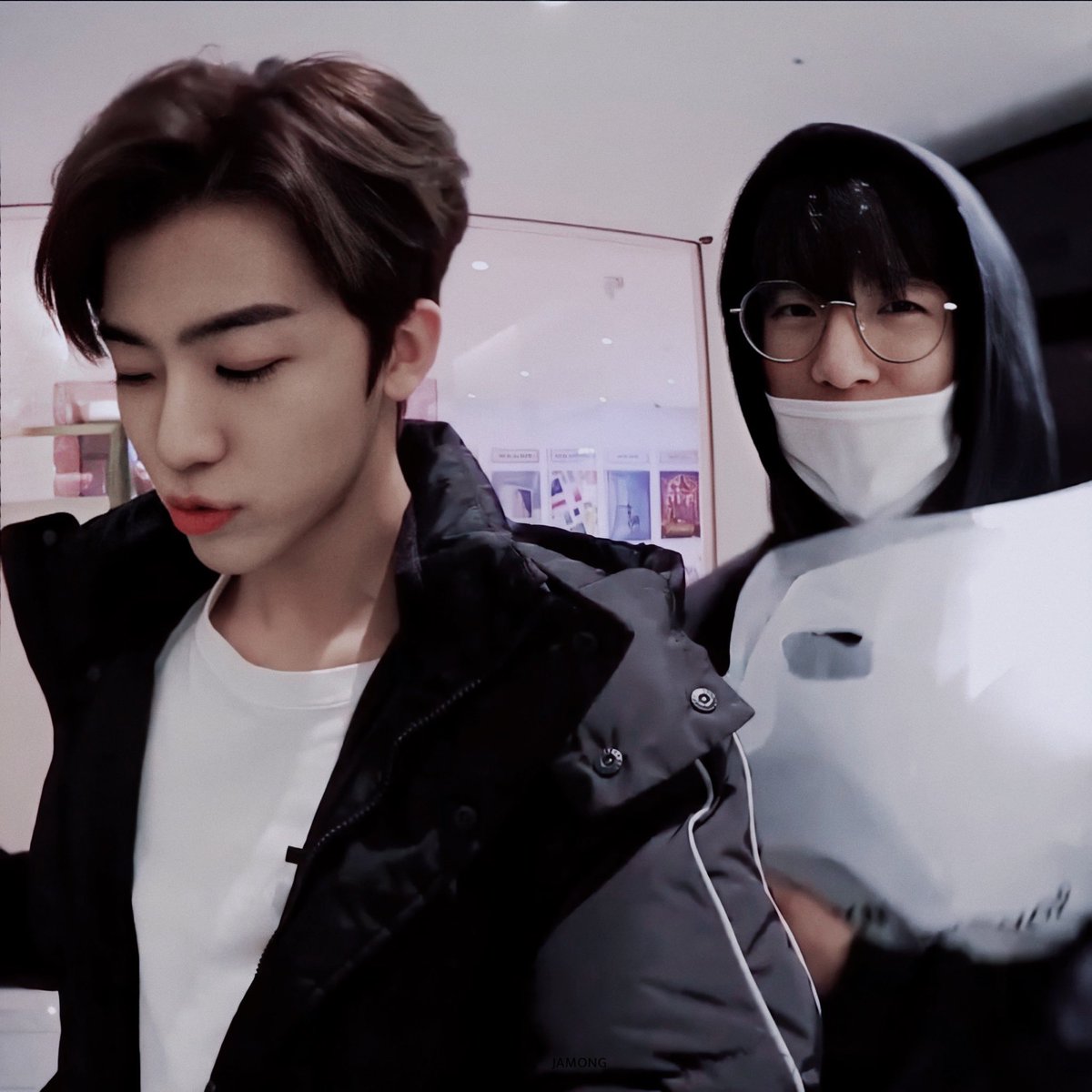 พี่เจ้าของพาน้องแมวออกมาเที่ยว
“สัญญากับแจมแล้วนะคะ ว่าต่อให้ตกใจแค่ไหน เจนจะไม่ปล่อยให้หูแมวโผล่”