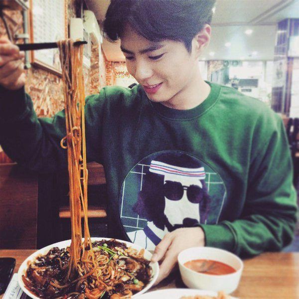 Imagine they're eating together with happy faces #parkbogum  #suzy
