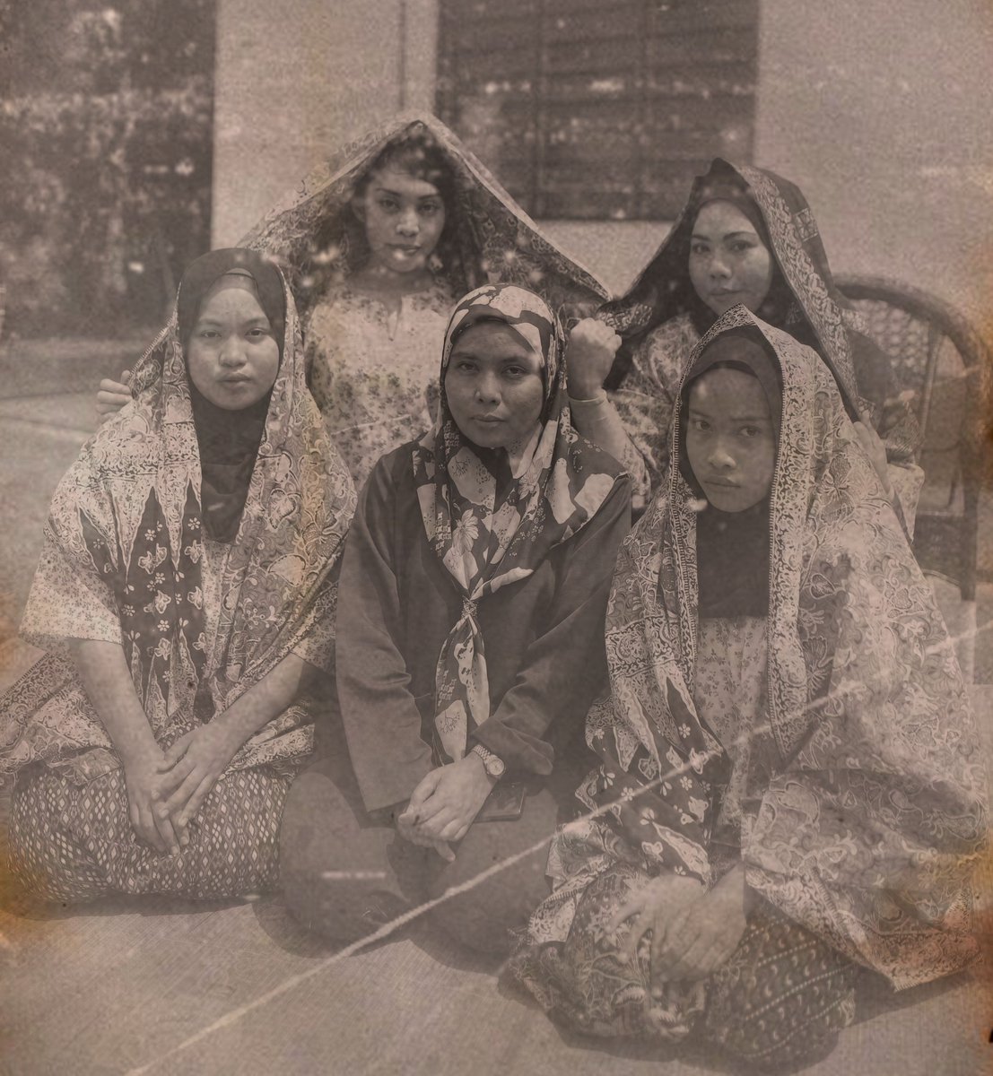 HaikalHsimuddin's tweet photo. Masa raya itu hari aku ada shoot family raya, client request nak gambar ala ala klasik. So aku pun cakap laa dia punya appearance and so on kene mcm orang lama2, but then rumah dia rumah taman, mcm mana aku nak gayakan ek. So ini lah hasilnya. https://t.co/Ih4Bsa078F