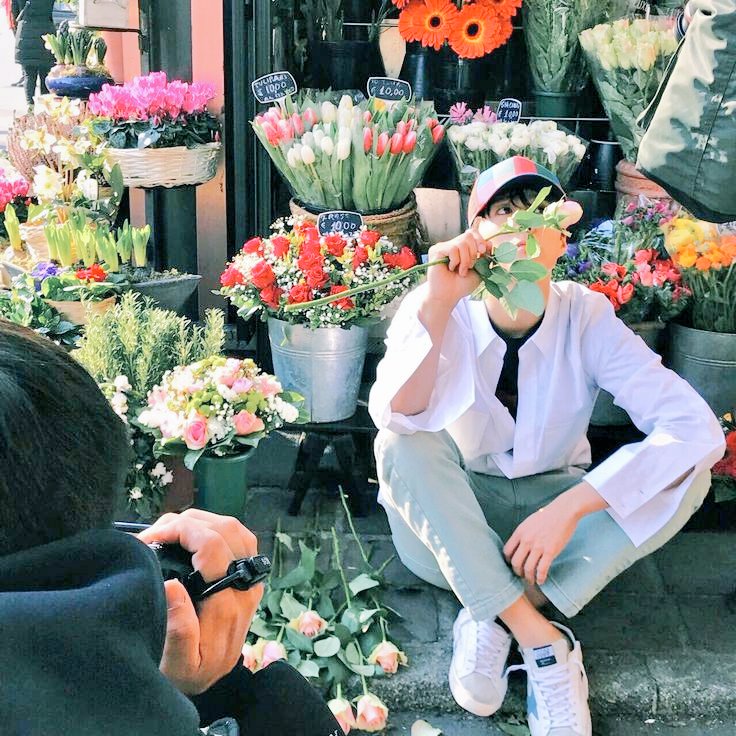 Suzy will takes a pict of park bogum because of she barely selca. #suzy  #parkbogum