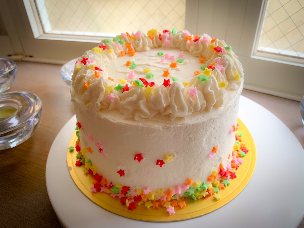 StaRiverikebana's tweet photo. Made a birthday cake.
.
#birthday #cake #birthdaycake #butter #baking #gaybaking #japan #tokyo #yokohama #gayjapan #gay #buttercream #vanilla #party https://t.co/DJjX31DqAk