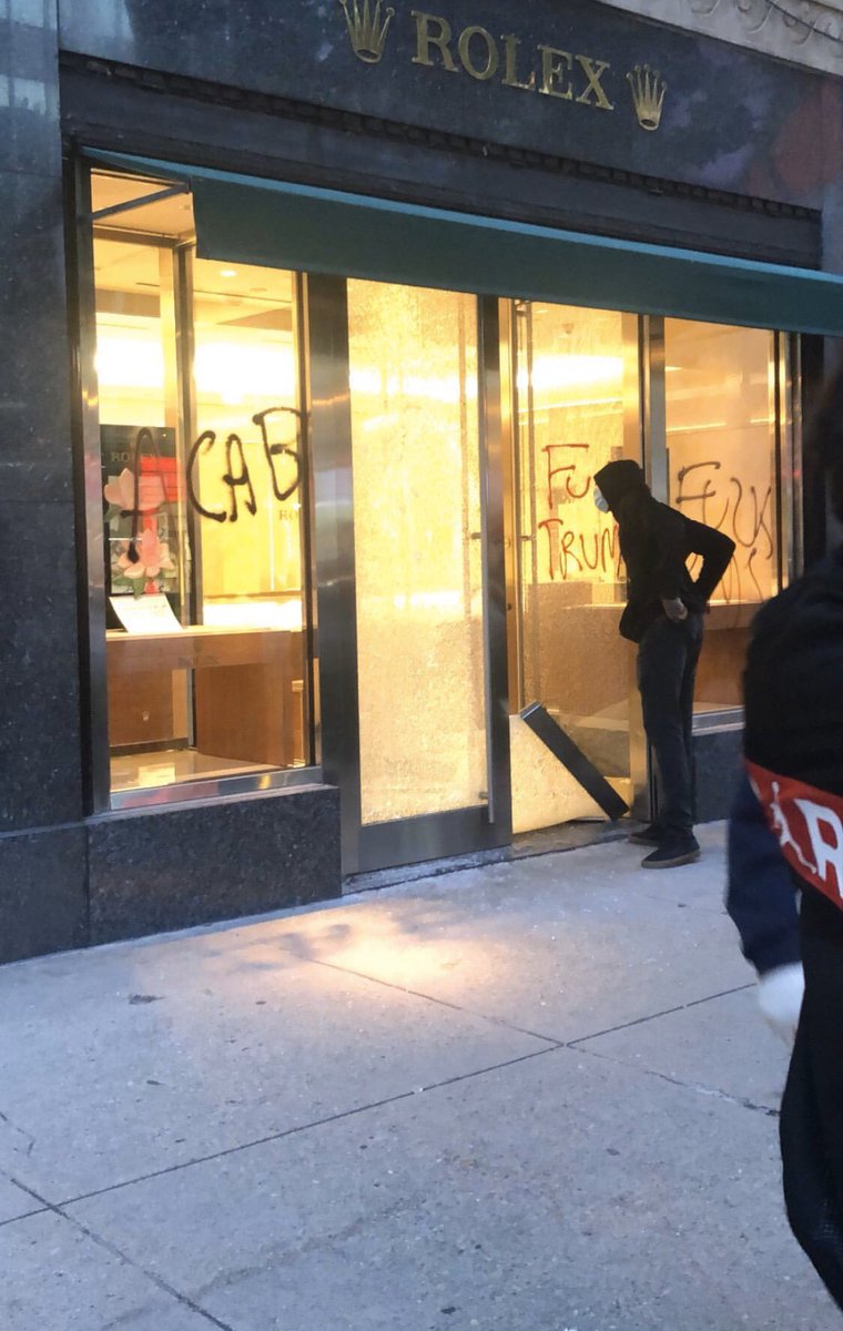 Tia A. Ewing on Twitter: "Chicago's Rolex store was looted and vandalized tonight. @ROLEX #GeorgeFloydProtest https://t.co/MEkJ8Er1L6" / Twitter