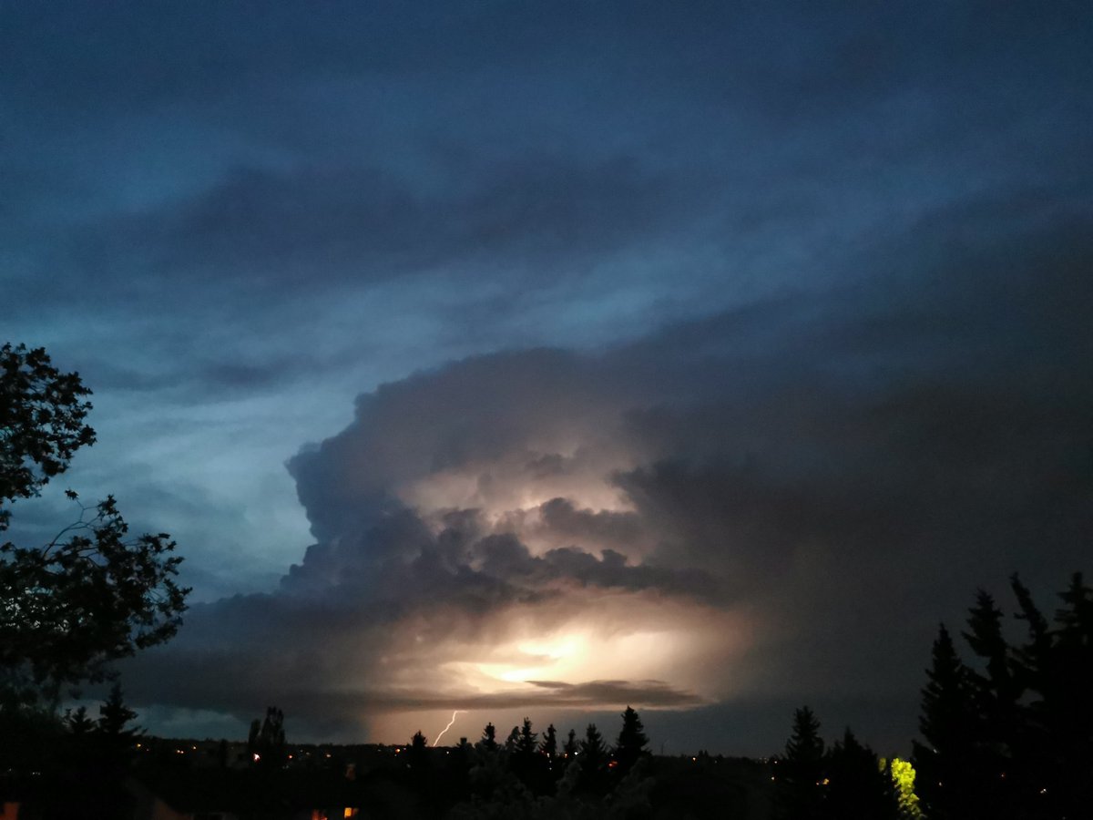 Kolowrocki's tweet photo. Fun night, good bolts west of Calgary! #abstrom https://t.co/vzFTXq6uG0