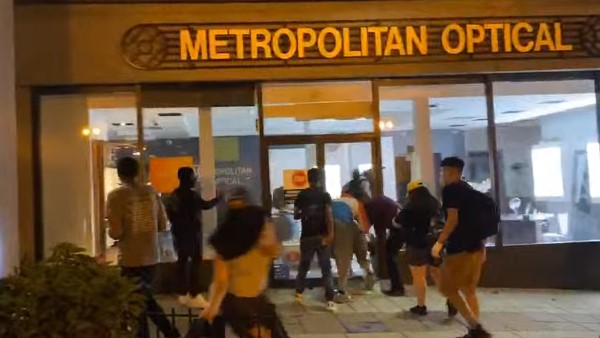 STATter911's tweet photo. Watched a live feed a few minutes ago showing Metropolitan Optical at 1919 Pennsylvania Avenue, NW being looted. #protestsdc https://t.co/d0slgLzHdv