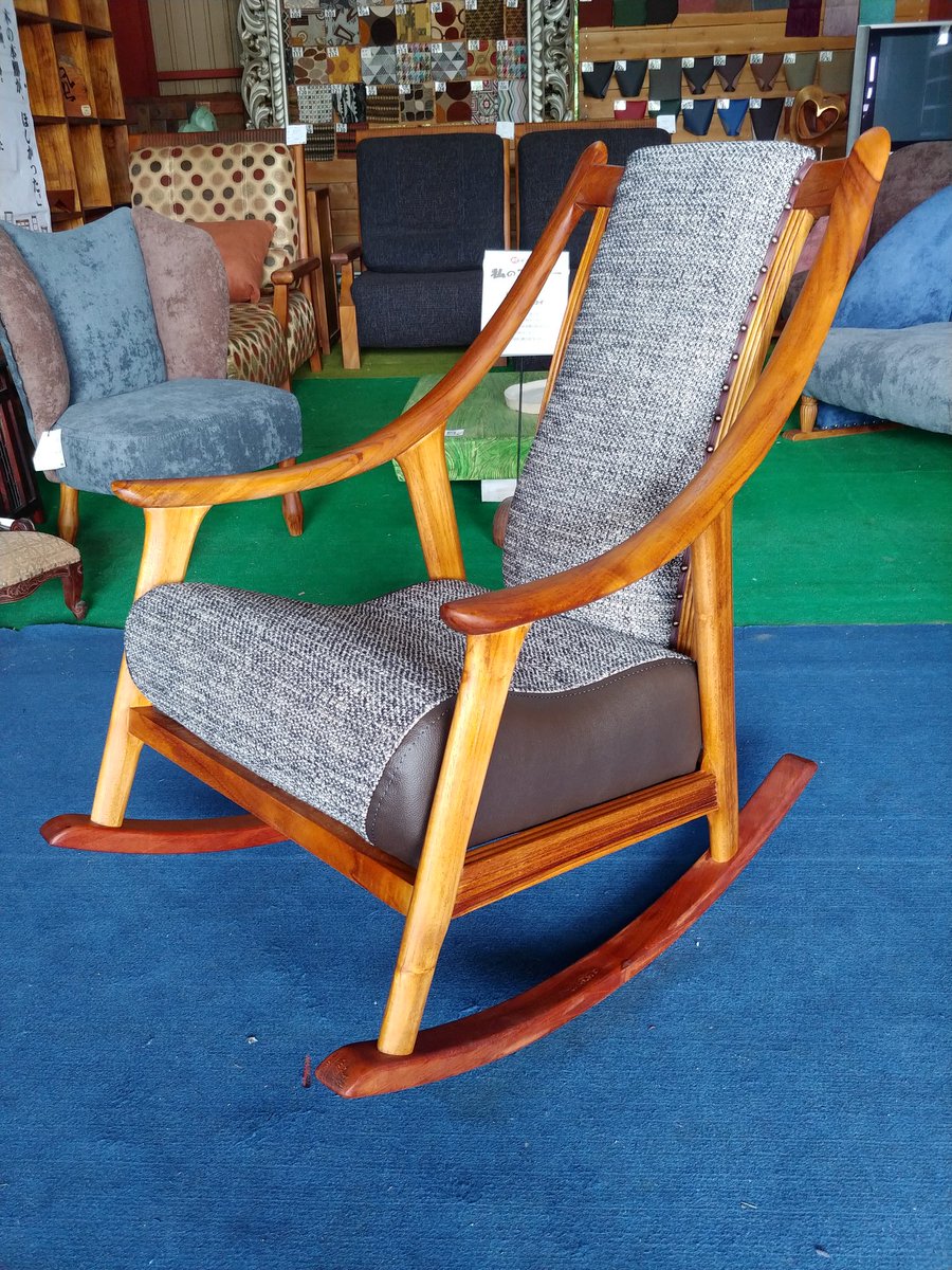 ふじのリビングアート 工房 らく楽椅子 工芸 をロッキングチェアにカスタマイズ 頭あたりもよくしたいの要望に頭の上までクッションをプラス ゆらゆらゆれて うたた寝できちゃいます 工房 ふじのリビングアート マイチェア ロッキング