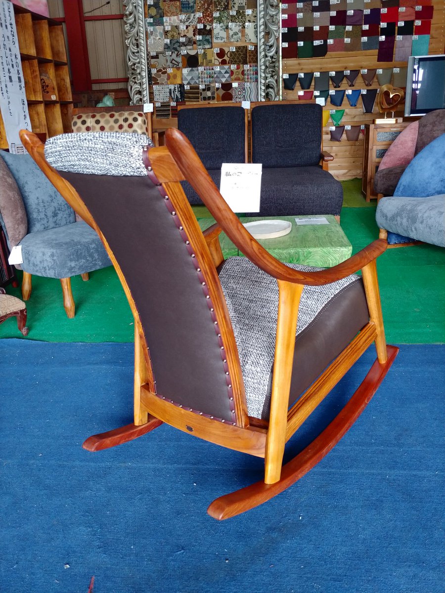 ふじのリビングアート 工房 らく楽椅子 工芸 をロッキングチェアにカスタマイズ 頭あたりもよくしたいの要望に頭の上までクッションをプラス ゆらゆらゆれて うたた寝できちゃいます 工房 ふじのリビングアート マイチェア ロッキング