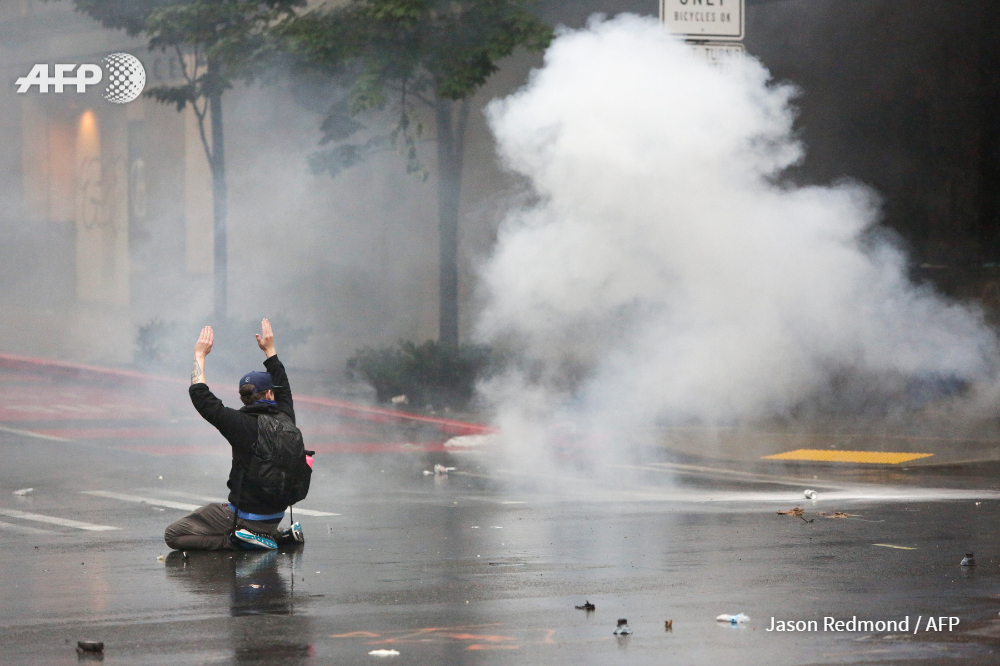  #UPDATES From Seattle to New York, tens of thousands of protesters take to the streets demanding tougher murder charges and more arrests over the death of George Floyd, with curfews imposed in major US cities as clashes escalate  http://u.afp.com/3A2m 