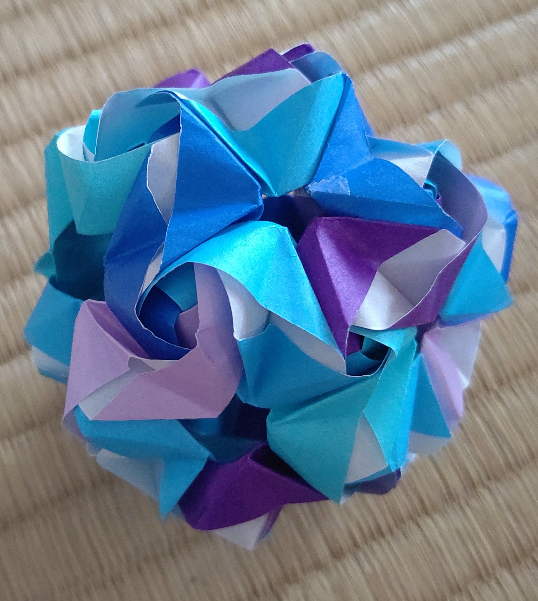 すもも على تويتر 紫陽花くす玉 二種類作ったけど なかなか難しいな ユニット折り紙 くす玉