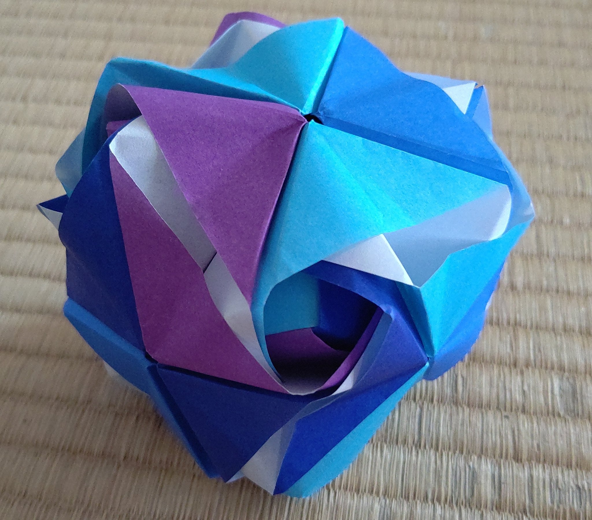 すもも على تويتر 紫陽花くす玉 二種類作ったけど なかなか難しいな ユニット折り紙 くす玉
