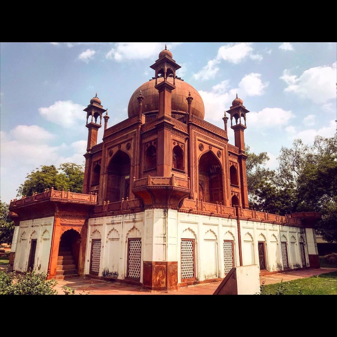 Interestingly, there are three buildings in Agra which people call  #TajMahal - The original Taj Mahal- The Tomb of I'timad-ud-Daulah (Chhota Taj or Baby Taj)- this one makes me cringe tbh- Hessing's Tomb (Lal Taj or Red Taj Mahal)
