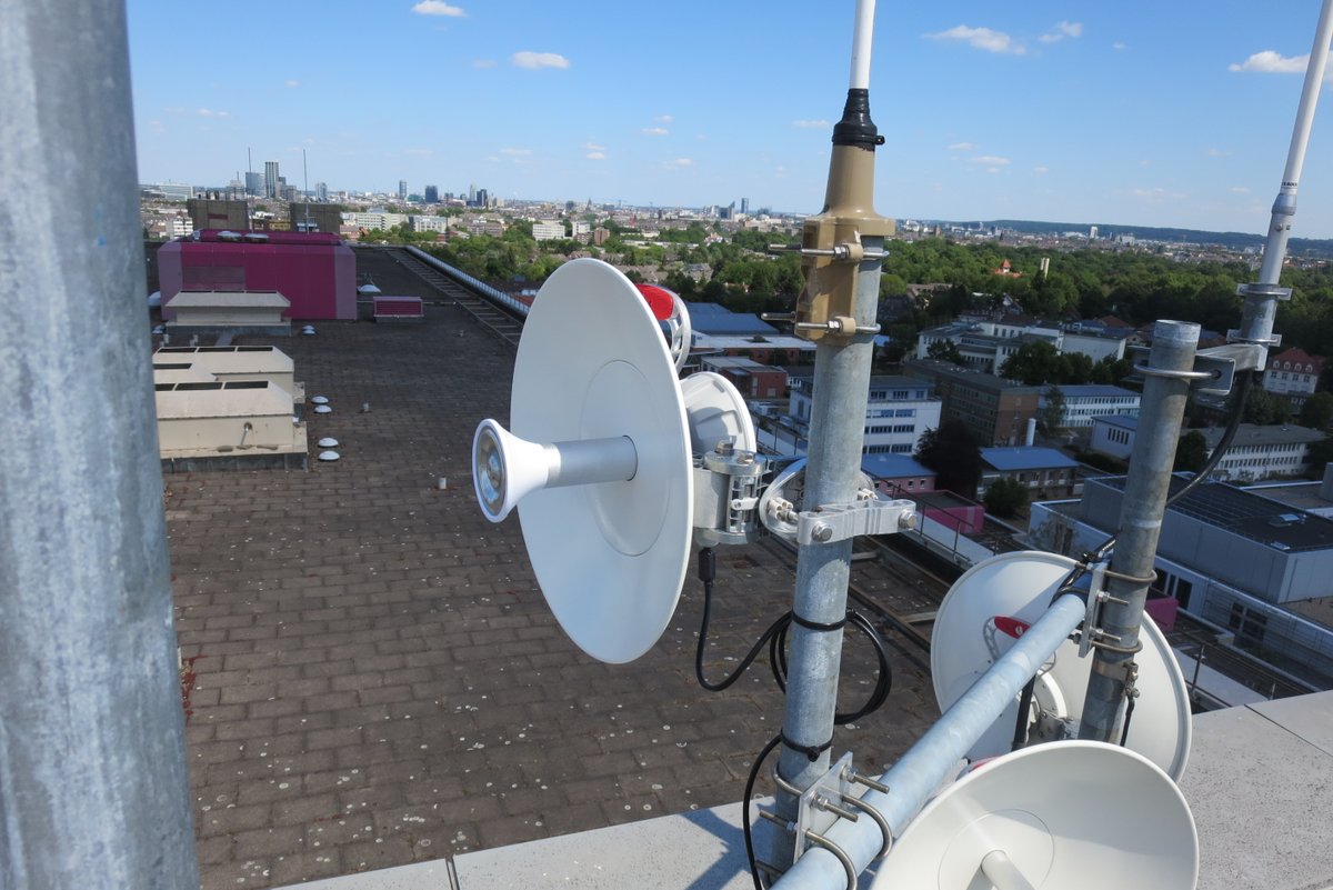 Frank_DD3JI's tweet photo. Aufbau der Hardware für den #hamnet Link nach #db0dmo bei #db0ukd mit #dk2crn https://t.co/7T3Ud1nlix