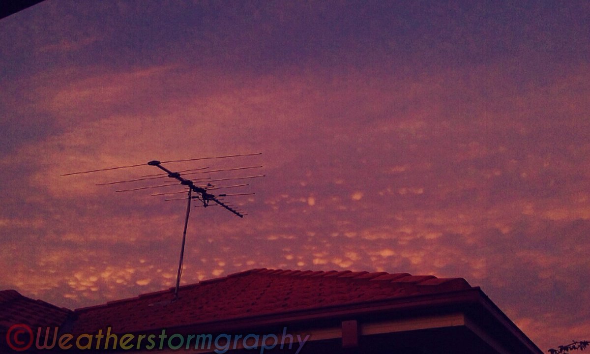 Johnted_113's tweet photo. [2] Yesterday's artistically interesting clouds was followed by a beautiful  sunset. 
.
@RowdyRobey @VicStormChasers @StormyKath @fluidprojectth1 @phitchener9 #Melbournesky #interestingclouds #cloudsession_ #sunset #sunsetphotography #Melbourne #melbweather #melbourneweather https://t.co/uvIRQJQ9C8