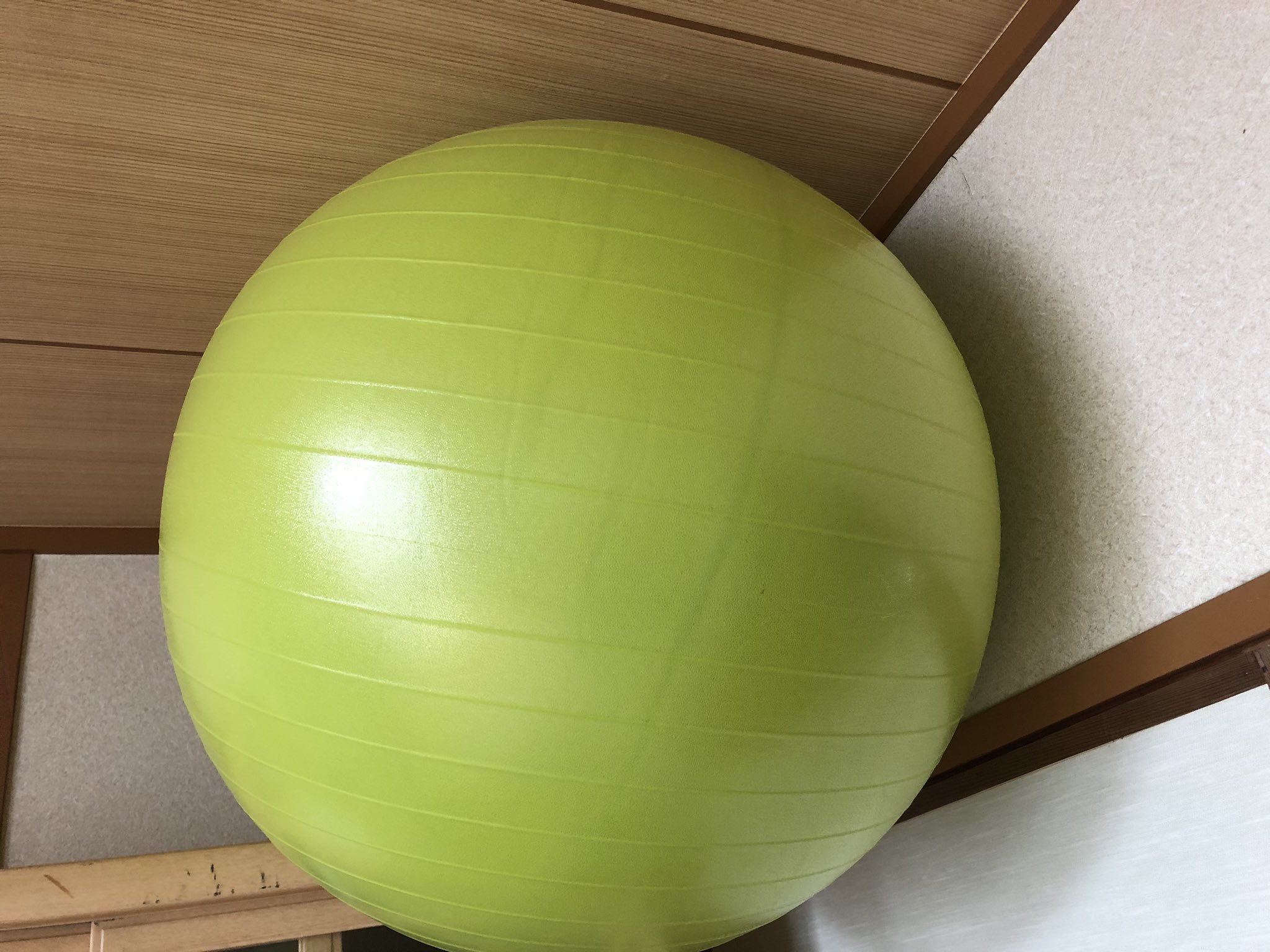 マンジュリカ ちなみにバランスボールは天井の隅に収納しておきました うむこれは使わない時に邪魔になりませんな T Co Vqfbdfjpxh Twitter