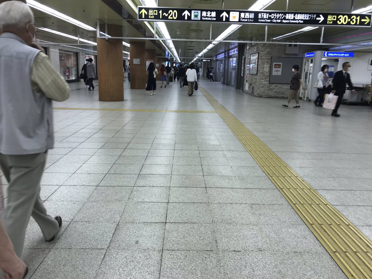 Kazuto Suzuki 地下歩行空間 チカホ もオーロラタウンも大通駅のコンコースもまだ普段の2割程度の印象 でも定期券 売り場には長蛇の列ができていた